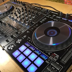 Listen to Tech-House music and sounds