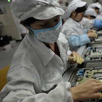 МИР БИЗНЕСА  - The Guardian: Foxconn в Китае принуждала несовершеннолетних работать по ночам by BUSINESS FM