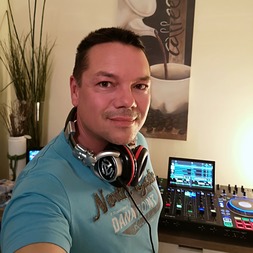 Listen to Techno music and sounds